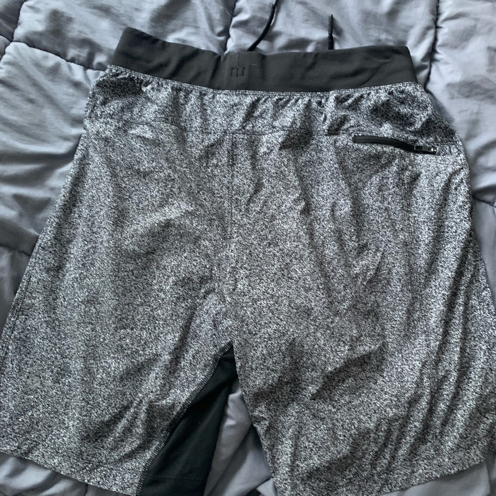 Men’s Size Medium Lulu Lemon Athletic Shorts Black w/ black and gray Like New